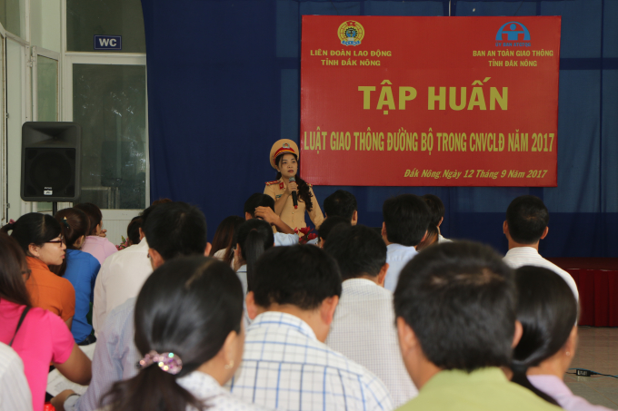 Tập huấn luật GTĐB cho CBCNVCLĐ c&aacute;c cấp trong tỉnh.