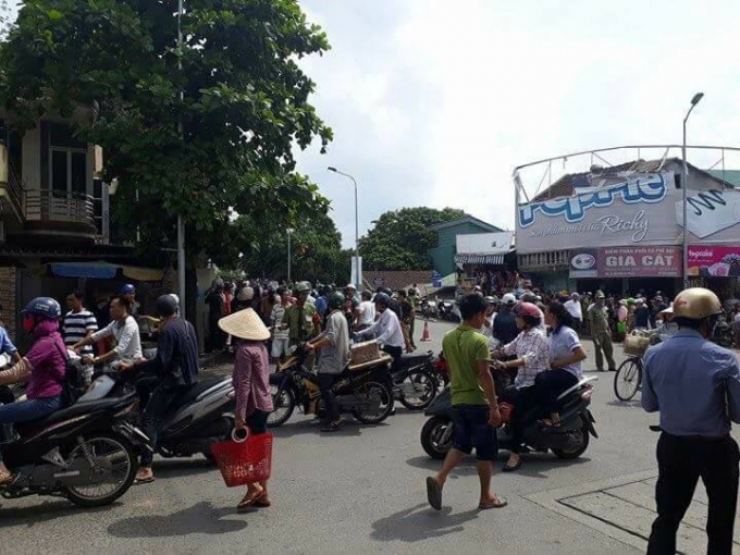 Nhiều người d&acirc;n theo d&otilde;i sự việc.