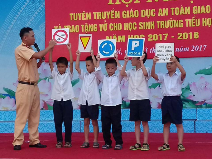 Trung &uacute;y Ho&agrave;ng Hữu Đức tuy&ecirc;n truyền luật giao th&ocirc;ng đến c&aacute;c em học sinh.