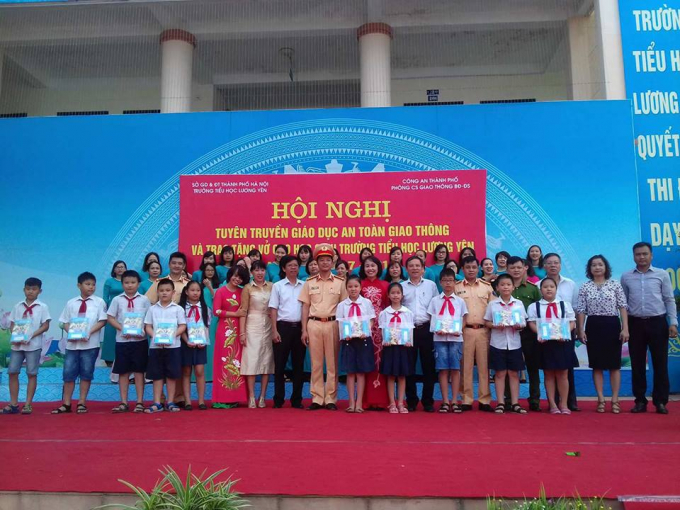 Đại diện Ph&ograve;ng CSGT C&ocirc;ng an TP H&agrave; Nội chụp ảnh lưu niệm c&ugrave;ng gi&aacute;o vi&ecirc;n v&agrave; học sinh trường Tiểu học Lương Y&ecirc;n.