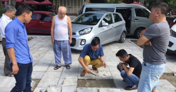 Hà Nội: Vỉa hè mới lát đã tan nát trên phố Vạn Bảo