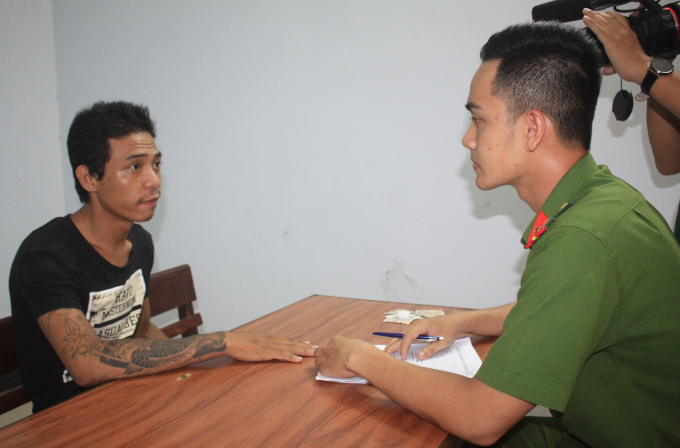 Từ h&igrave;nh ảnh tr&iacute;ch xuất camera, cơ quan chức năng ph&aacute;t hiện ra Huỳnh&nbsp;Nhung (&aacute;o đen) l&agrave; người thực hiện vụ cướp.