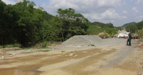 Quảng Bình: Cả nhà ra đường cản xe công trình, con chết, cha gãy chân