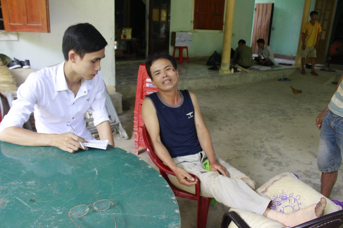 &Ocirc;ng S. bị đ&acirc;m g&atilde;y ch&acirc;n phải.