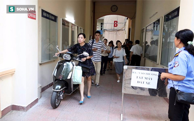 Chị Hồng Nhung (&aacute;o đen) rời cuộc họp k&eacute;o d&agrave;i 9 tiếng đồng hồ.