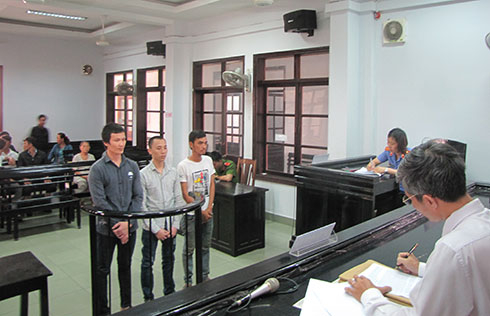 3 bị c&aacute;o tại phi&ecirc;n t&ograve;a. ( Ảnh: B&aacute;o Kh&aacute;nh H&ograve;a).