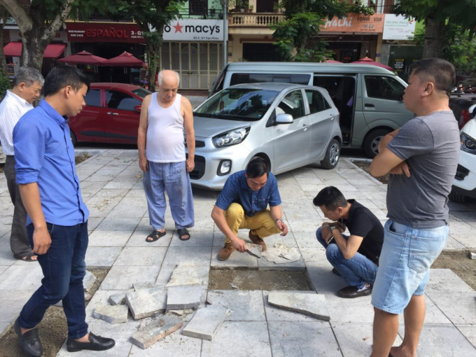 Đại diện nh&acirc;n d&acirc;n phường Kim M&atilde; v&agrave; đơn vị thi c&ocirc;ng gi&aacute;m s&aacute;t việc l&aacute;t đ&aacute; vỉa h&egrave;.