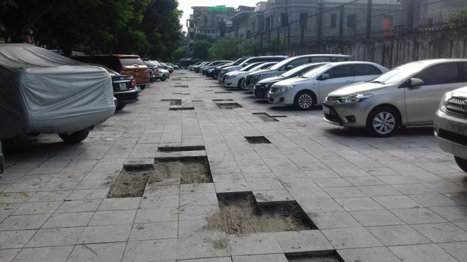 C&aacute;c vi&ecirc;n đ&aacute; bị nứt vỡ do b&atilde;i đậu xe tr&ecirc;n vỉa h&egrave;, &ocirc;t&ocirc; đi l&ecirc;n được đơn vị thi c&ocirc;ng m&oacute;c l&ecirc;n v&agrave; l&agrave;m lại.
