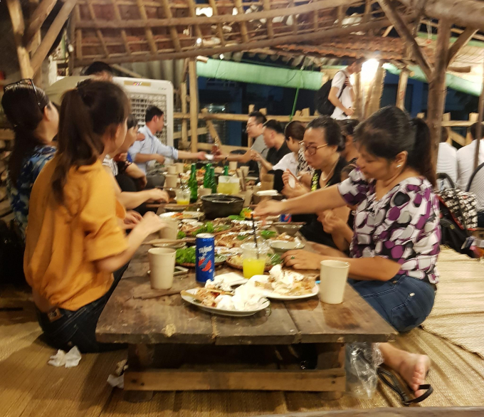 Cảnh kh&aacute;ch h&agrave;ng vẫn v&ocirc; tư ăn nhậu ở nh&agrave; h&agrave;ng Lương Sơn Qu&aacute;n, 173 Th&aacute;i H&agrave;, phường L&aacute;ng Hạ, quận Đống Đa sau khi bị y&ecirc;u cầu dừng hoạt động.