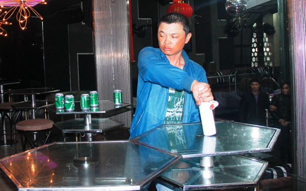 Ho&agrave;ng C&ocirc;ng Thuật diễn tả lại cảnh cầm chai bia đ&acirc;m nạn nh&acirc;n. (Ảnh: b&aacute;o An ninh thủ đ&ocirc;)