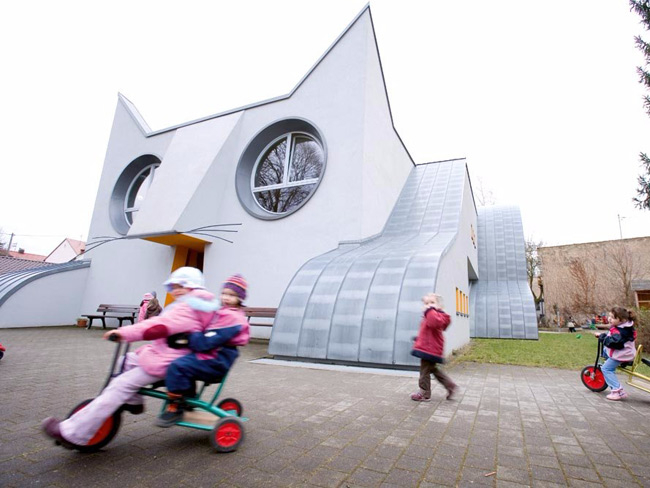 5. Trường mẫu gi&aacute;o Wolfartsweier ở Karlsruhe, Đức. Dường như bất cứ đứa trẻ n&agrave;o cũng bị thu h&uacute;t ngay từ khi nh&igrave;n thấy mặt tiền của ng&ocirc;i trường h&igrave;nh con m&egrave;o v&ocirc; c&ugrave;ng đ&aacute;ng y&ecirc;u v&agrave; dễ thương như thế n&agrave;y.