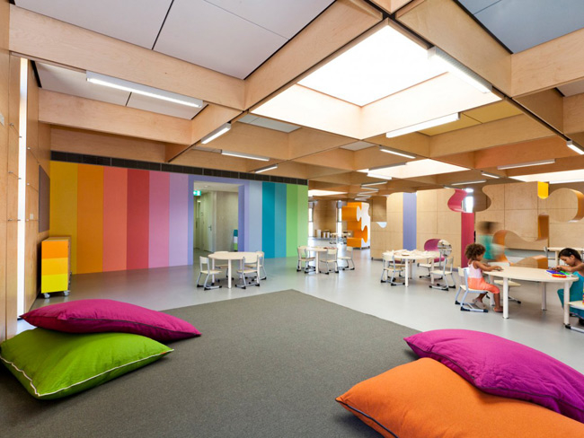 9. Trường John Septimus Roe Anglican Community, Australia được thiết kế chủ yếu bằng gỗ th&ocirc;ng, nội thất nhiều sắc m&agrave;u khiến trẻ em đặc biệt th&iacute;ch th&uacute;.