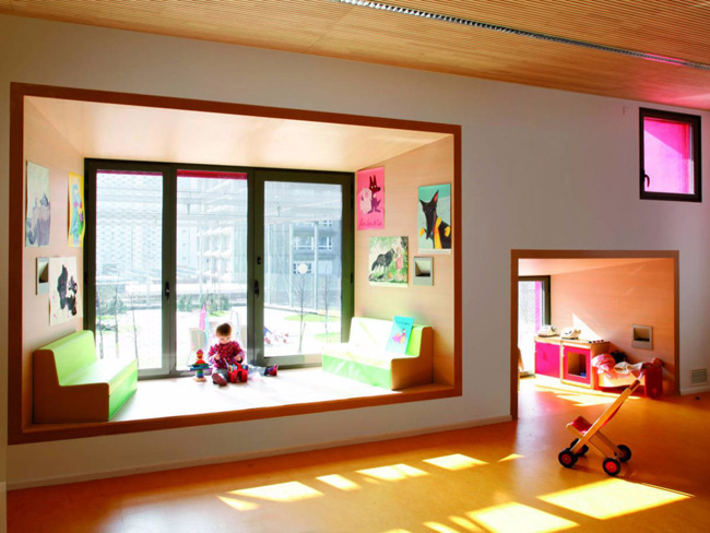 12. Trường mẫu gi&aacute;o Olympiads, Paris, Ph&aacute;p được thiết kế v&ocirc; c&ugrave;ng tinh tế, tạo ra rất nhiều kh&ocirc;ng gian nhỏ cho trẻ được sưởi ấm dưới &aacute;nh nắng mặt trời cũng như c&oacute; th&ecirc;m nhiều khoảng kh&ocirc;ng gian ri&ecirc;ng cho m&igrave;nh.