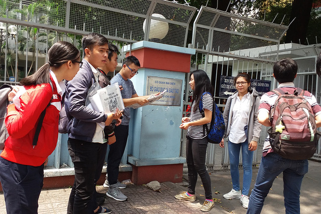 Sinh vi&ecirc;n trường ĐH T&acirc;n Tạo đ&atilde; chuyển trường nhiều lần đến Cơ quan đại diện Bộ GD-ĐT tại TP.HCM k&ecirc;u cứu