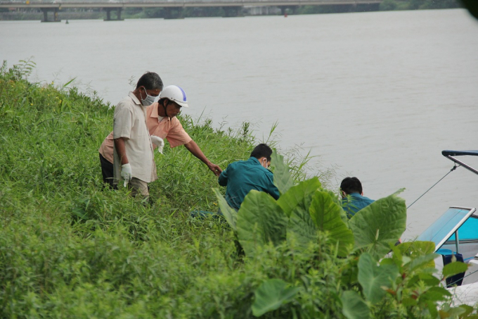 Kh&uacute;c s&ocirc;ng ph&aacute;t hiện thi thể của người đ&agrave;n &ocirc;ng.