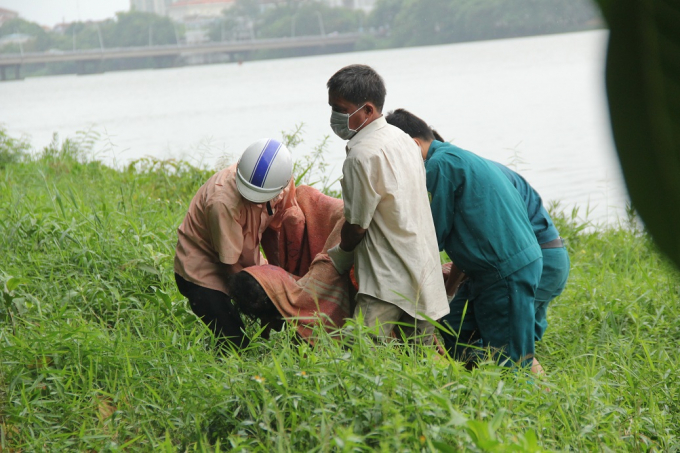 Thi thể người đ&agrave;n &ocirc;ng được đưa l&ecirc;n bờ.