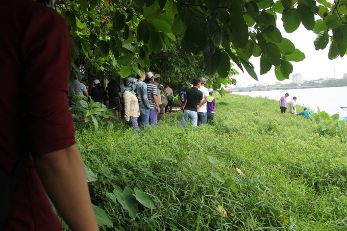 Nhiều người d&acirc;n hiếu k&igrave; đứng theo d&otilde;i sự việc.