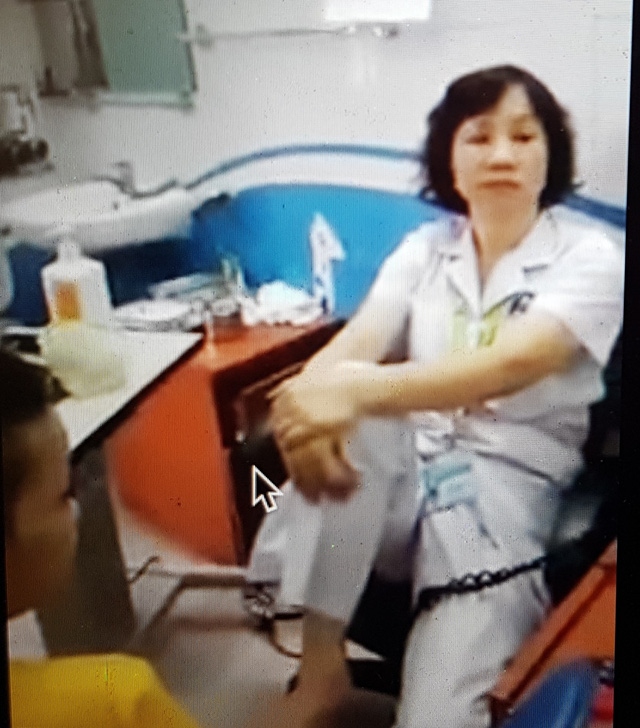 Gi&aacute;m đốc Bệnh viện Mắt Trung ương l&ecirc;n tiếng về việc b&aacute;c sĩ &ldquo;g&aacute;c ch&acirc;n l&ecirc;n ghế&rdquo;