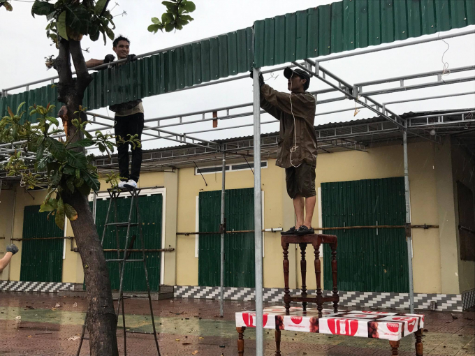 C&aacute;c h&agrave;ng qu&aacute;n ven biển được th&aacute;o dỡ m&aacute;i t&ocirc;n tr&aacute;nh thiệt hại đ&aacute;ng tiếc xảy ra.