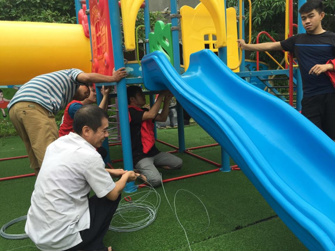 Tranh thủ l&uacute;c trời chưa mưa to, đội t&igrave;nh nguyện phường Nam H&agrave; (th&agrave;nh phố H&agrave; Tĩnh) đ&atilde; gi&uacute;p trường Mầm non 1 chằng giữ chắc chắn c&aacute;c dụng cụ đồ chơi.