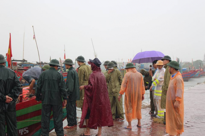 Ch&iacute;nh quyền c&ugrave;ng người d&acirc;n đội mưa đối ph&oacute; với cơn b&atilde;o số 10 sắp sửa đổ bộ v&agrave;o.              T&iacute;nh đến 16h chiều 14/9, to&agrave;n tỉnh H&agrave; Tĩnh đ&atilde; c&oacute; mưa lớn tr&ecirc;n diện rộng.