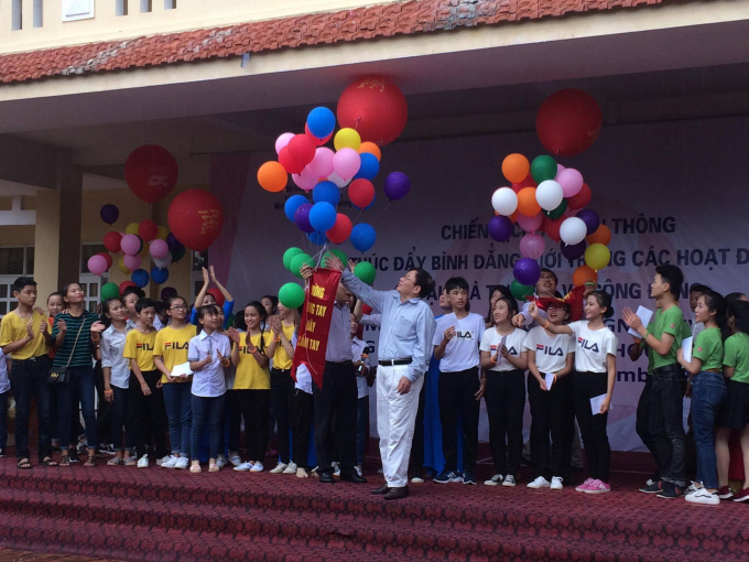 &nbsp;Thầy gi&aacute;o Nguyễn Vương Linh &ndash; Hiệu trưởng nh&agrave; trường cho biết: &ldquo;Ngo&agrave;i c&aacute;c hoạt động dạy học ch&iacute;nh kh&oacute;a th&igrave; c&aacute;c hoạt động ngo&agrave;i giờ ch&iacute;nh kh&oacute;a như thế n&agrave;y được nh&agrave; trường đặc biệt quan t&acirc;m.