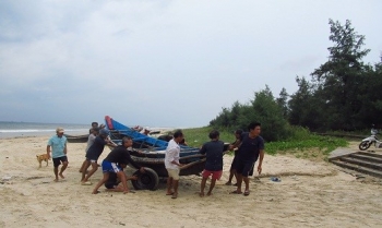 Người dân Quảng Trị “chạy đua” ứng phó trước giờ bão số 10 đổ bộ