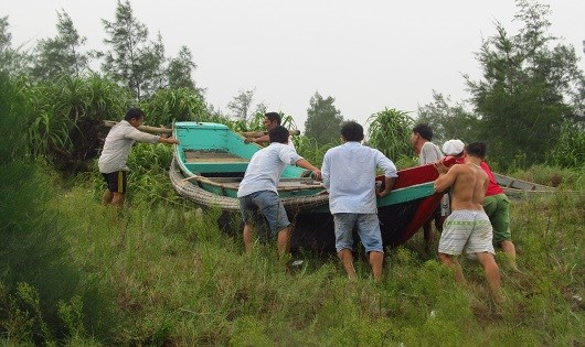 T&agrave;u c&aacute; được ngư d&acirc;n hợp sức đưa l&ecirc;n bờ.