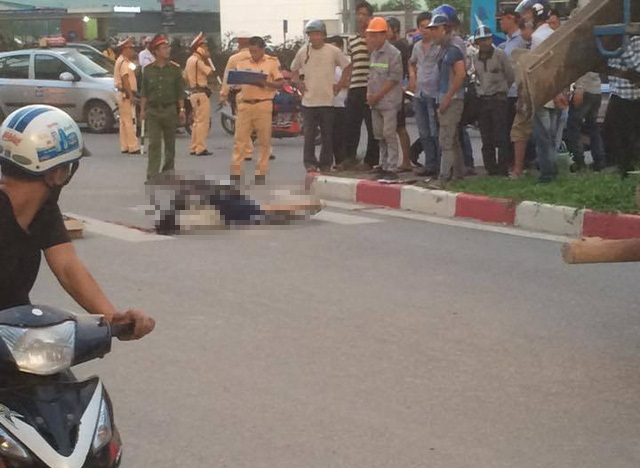 Hiện trường nữ sinh vi&ecirc;n bị xe bồn chở xi măng đ&acirc;m tử vong ngay tại chỗ.