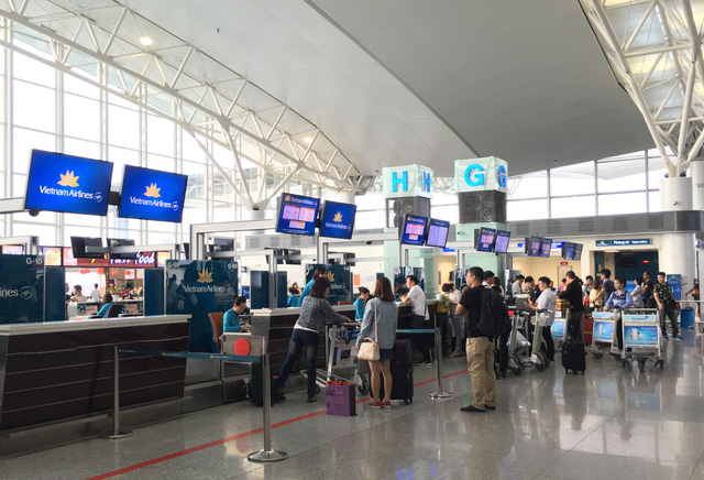 Từ 1/10, h&agrave;nh kh&aacute;ch đi m&aacute;y bay sẽ g&aacute;nh th&ecirc;m một số khoản ph&iacute; phục vụ.