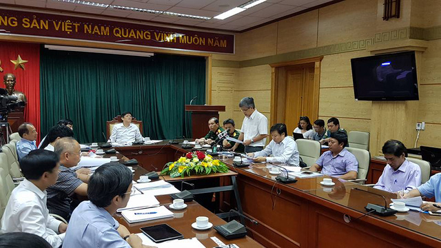 Viện trưởng Viện Vệ sinh dịch tễ Trung ương b&aacute;o c&aacute;o về gi&aacute;m s&aacute;t muỗi, bọ gậy ở H&agrave; Nội. Ảnh: H.Hải