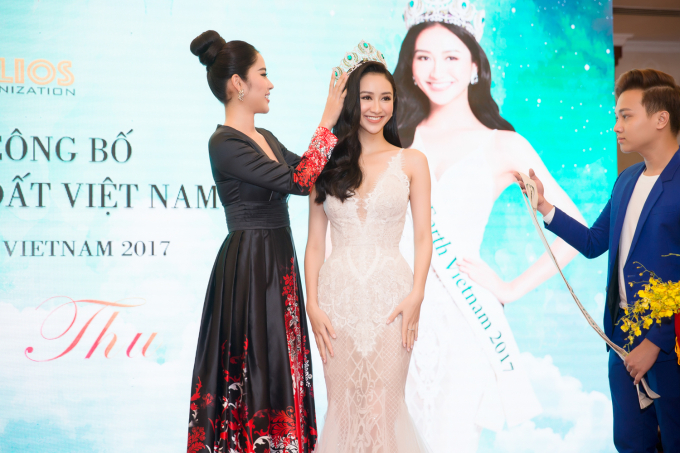 Nam Em ch&iacute;nh thức trao vương miện Miss Earth VietNam cho H&agrave; Thu