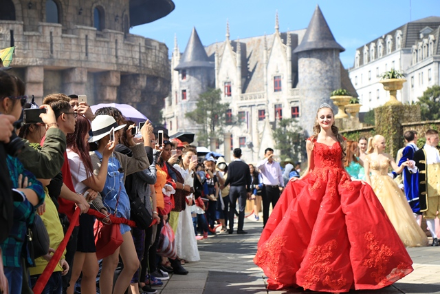 Carnival Sun World Ba Na Hills.