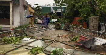 Hàng trăm nhà dân bị lốc xoáy “tàn phá” trong đêm