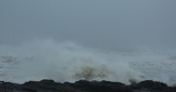 Xuất hiện sóng biển cao chưa từng thấy trong nhiều năm ở Quảng Trị