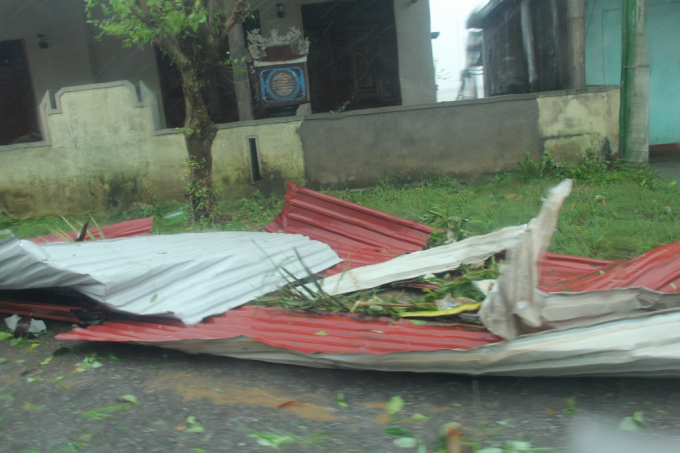 Nhiều m&aacute;i t&ocirc;n nh&agrave; d&acirc;n bị gi&oacute; th&ocirc;i bay.