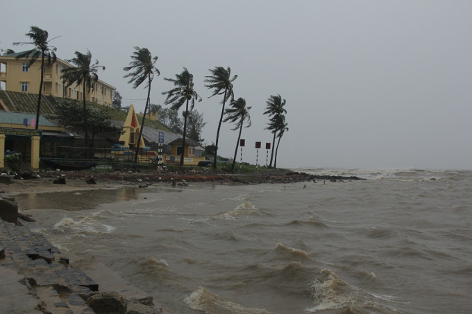 Hiện tại biển cửa T&ugrave;ng gi&oacute; giật mạnh, biển động dữ dội.