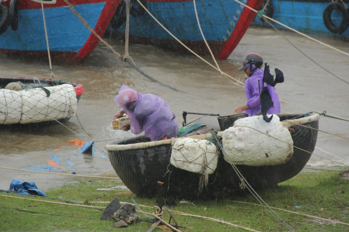 Gi&oacute; to, mưa rất lớn n&ecirc;n người d&acirc;n phải ra neo đậu lại t&agrave;u thuyền.