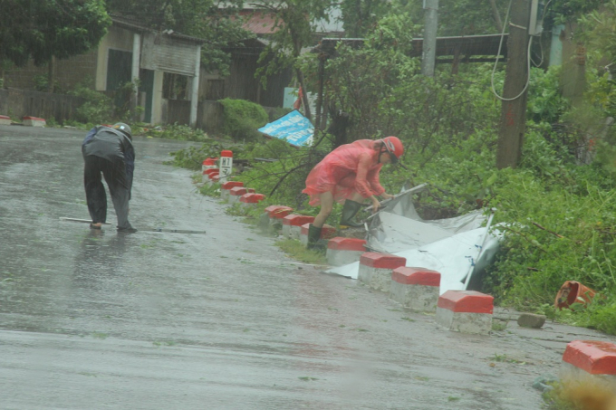 Nhiều m&aacute;i t&ocirc;n bay ra đường gay nguy hiểm cho người đi đường.
