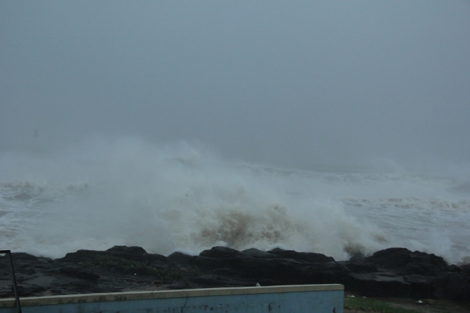 S&oacute;ng biển đ&atilde; giảm hơn so với s&aacute;ng nay 15/9.