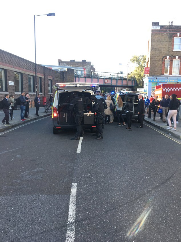 Nổ tr&ecirc;n t&agrave;u điện ngầm ở London, v&agrave;i h&agrave;nh kh&aacute;ch bị bỏng