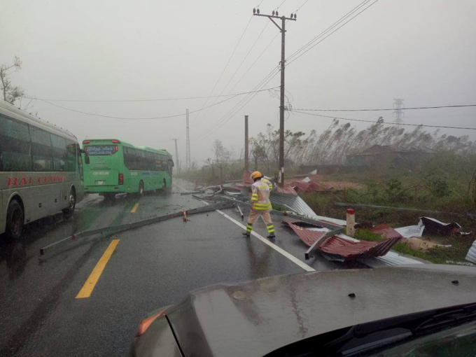Nhanh ch&oacute;ng thu dọn tr&ecirc;n quốc lộ 1A để th&ocirc;ng đường.