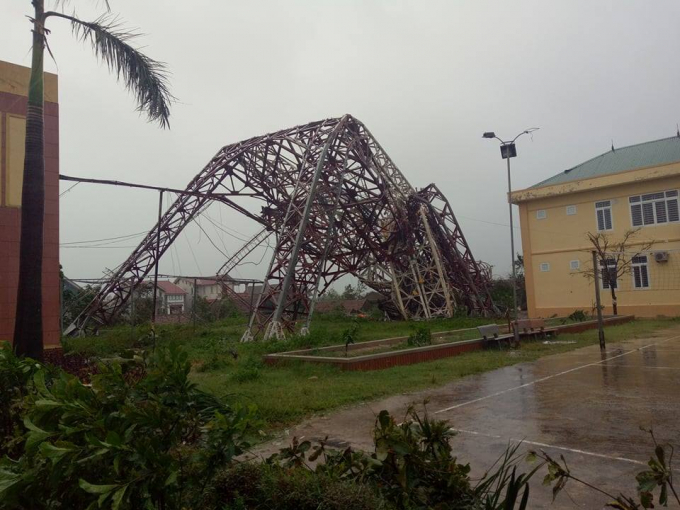 Tại Kỳ Anh, th&aacute;p truyền h&igrave;nh đ&atilde; g&atilde;y đổ.