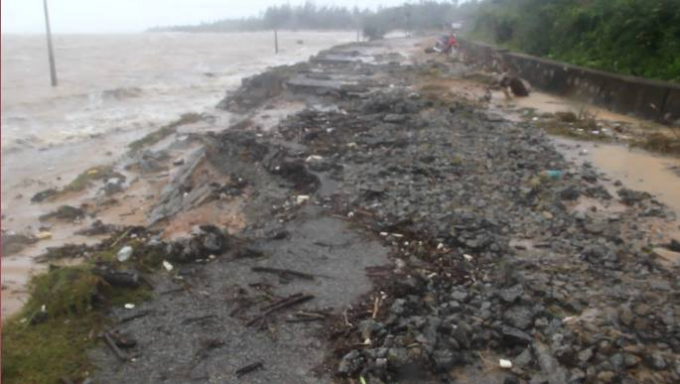 Hơn 100m đường tại x&atilde; Cương Gi&aacute;n, huyện Nghi Xu&acirc;n bị s&oacute;ng biển đ&aacute;nh hư hỏng nặng, kh&ocirc;ng thể lưu th&ocirc;ng.