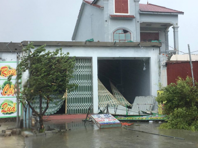 Nhiều ng&ocirc;i nh&agrave; bị sập cửa.