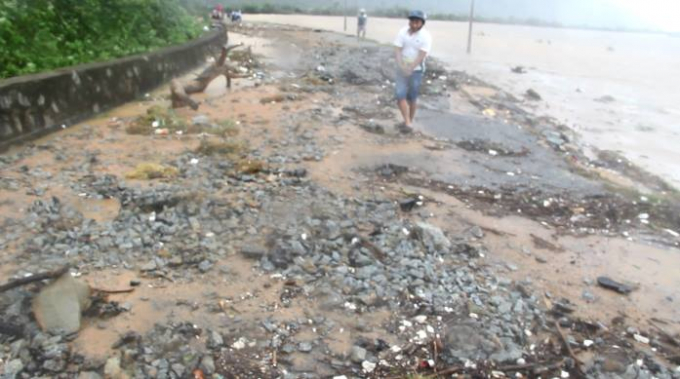 Đường ven biển tại x&atilde; Cương Gi&aacute;n, huyện Nghi Xu&acirc;n bị c&ocirc; lập.