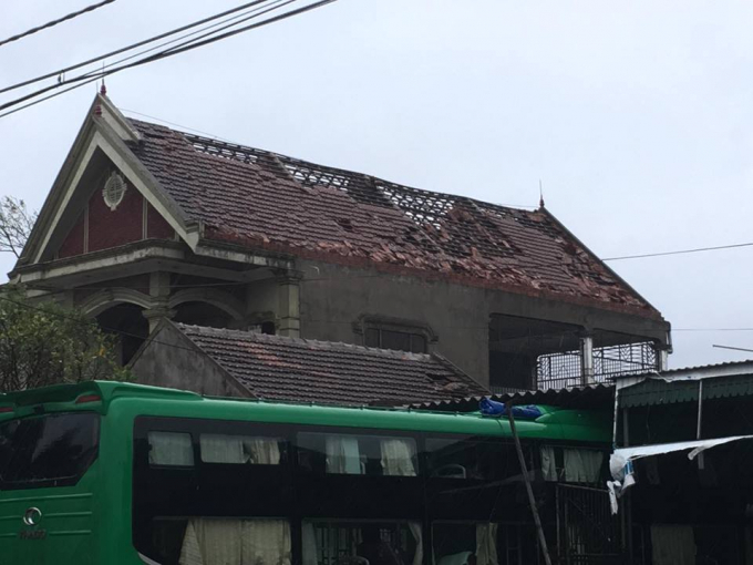 Nhiều ng&ocirc;i nh&agrave; bị tốc m&aacute;i.