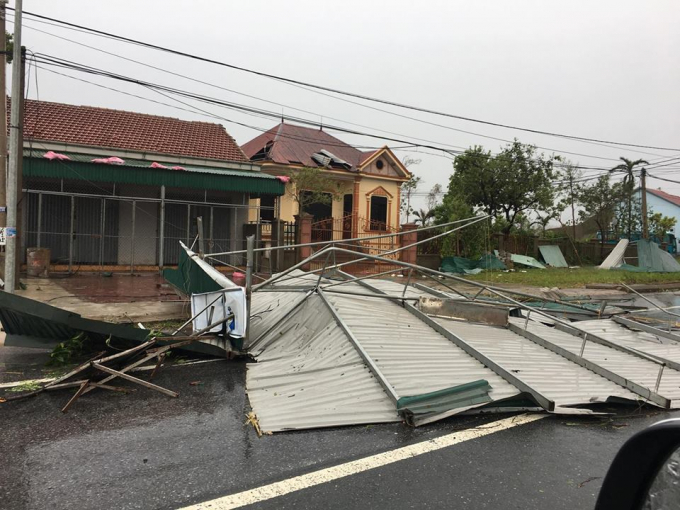 Phần lớn c&aacute;c m&aacute;i hi&ecirc;n lợp bằng t&ocirc;n đều bất lực trước cơn b&atilde;o số 10.