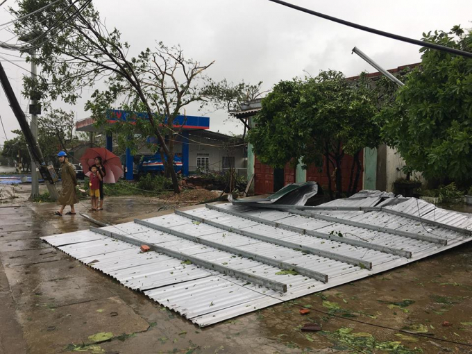 V&agrave; nằm d&agrave;i tr&ecirc;n vỉa h&egrave;.