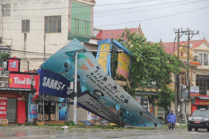 Một biển hiệu quảng c&aacute;o lớn bị đổ sập.